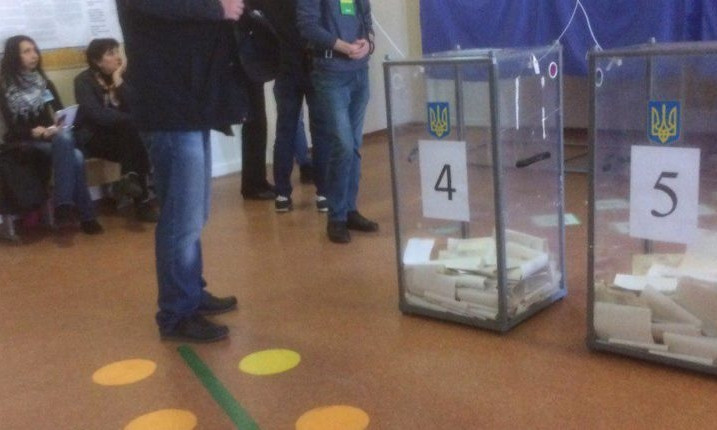 В Запорожье представители одного из кандидатов в Президенты пришли на избирательные участки с рекламой