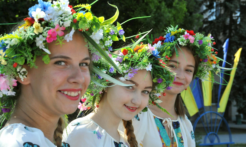 Фоторепортаж: Запорожцы уже празднуют День Конституции