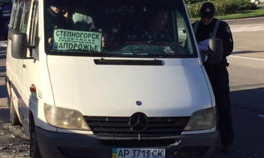 На въезде в Запорожье остановили битком набитую нелегальную маршрутку (ФОТО)