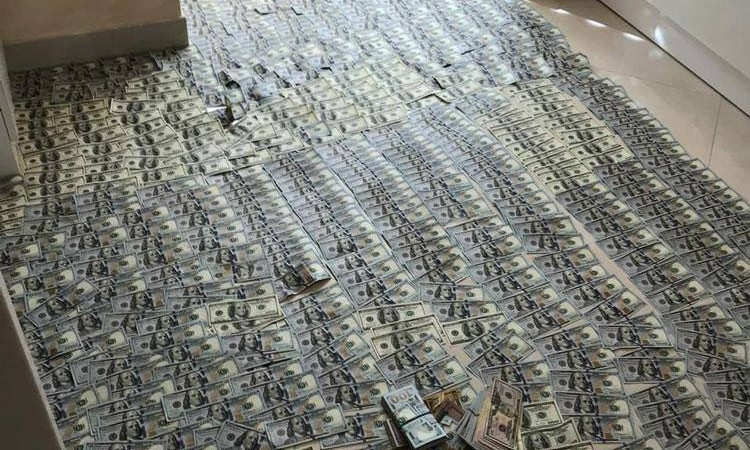 В Запорожье выстелили "ковры" из евро и долларов, которые изъяли в ВУЗе (ФОТО)