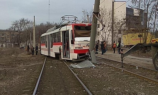 Трамвай сошел с рельс: В сети появилось видео момент аварии (ВИДЕО)