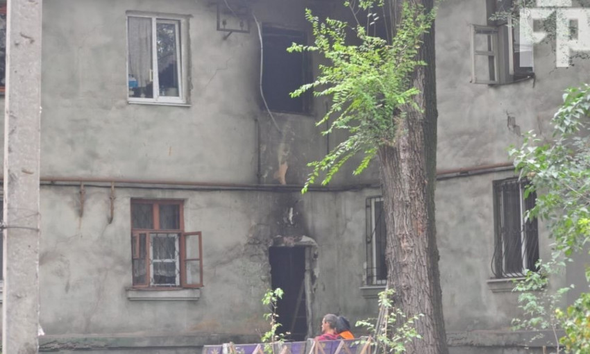 В Запорожье люди оказались в ловушке из-за пожара на лестничной клетке (ФОТО)