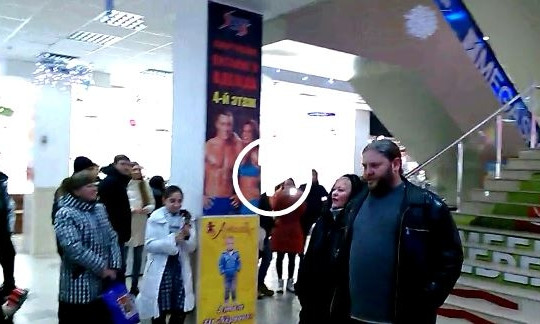 В Запорожском торговом центре удивили рождественским флешмобом