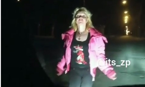 Запорожцев напугала неадекватная женщина в розовой куртке, которая бросалась на автомобиль (ВИДЕО)