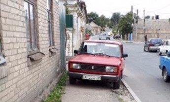 В Запорожской области автохам припарковался на тротуаре (ФОТО)