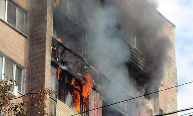В Запорожье загорелась квартира в многоэтажке: Есть пострадавший