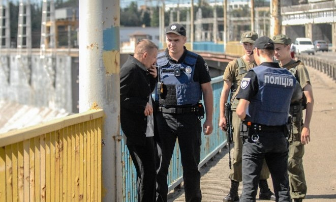 В Запорожье подростки и полиция отговорили мужчину прыгать с плотины. Подробности