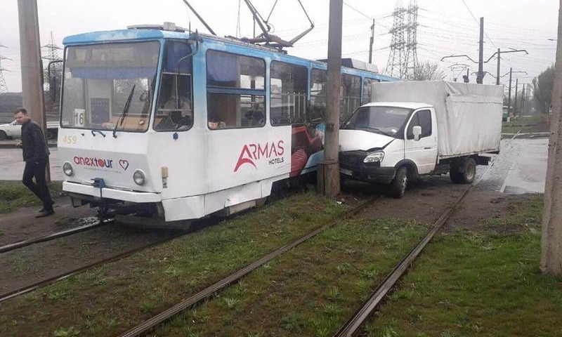 В Запорожье произошла дорожная авария с трамваем и ГАЗелью