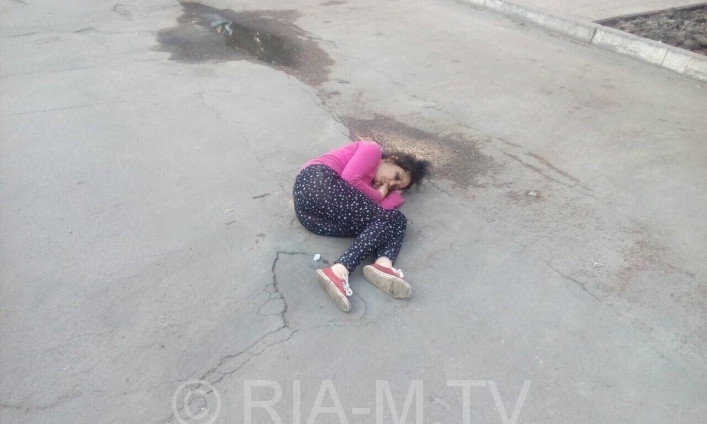 Фотофакт: Девушка легла посреди оживленной дороги