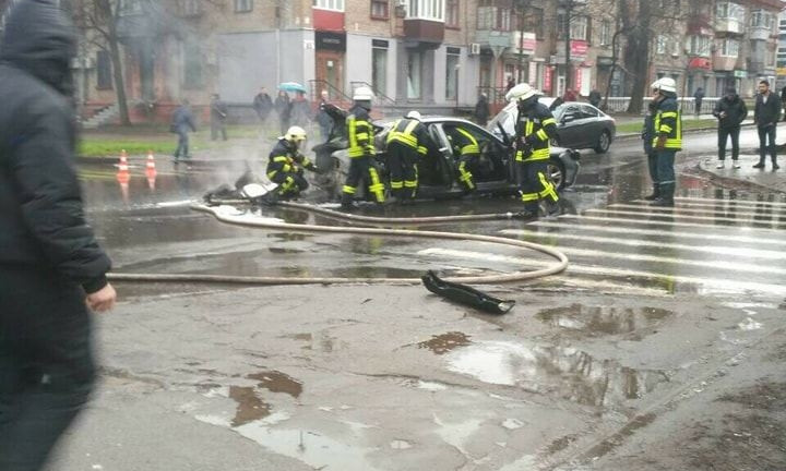 ДТП на Сталеваров: Загорелся автомобиль (ФОТО)