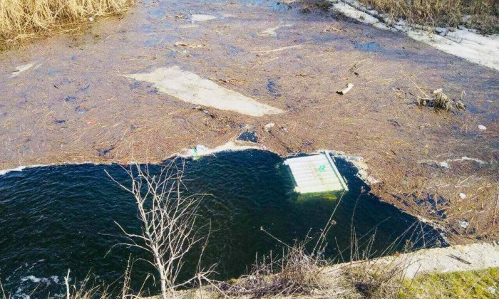 Два мусорных бака утопили сельчане в реке поблизости (ФОТО)