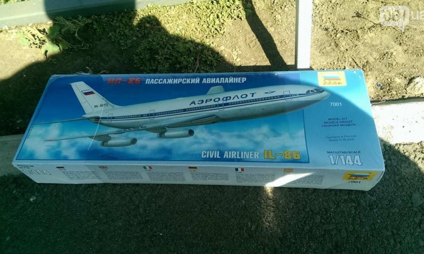 Фотофакт: в Запорожье обнаружили самолеты с флагом России