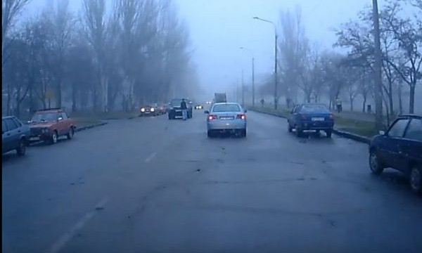 В Запорожье наблюдали странную картину: Пешеход бросался под колеса (ВИДЕО)