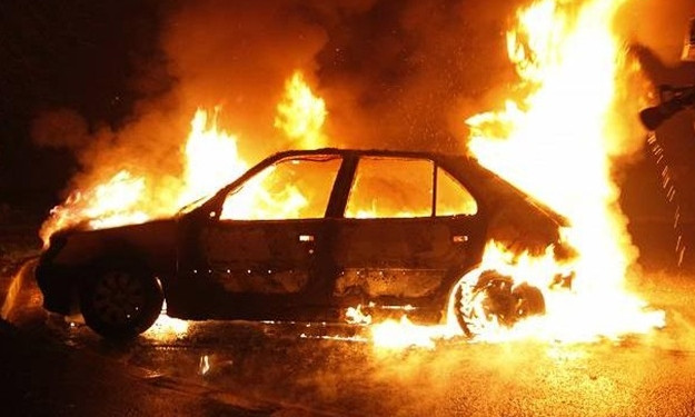 В Запорожье на перекрестке сгорел автомобиль (ВИДЕО)