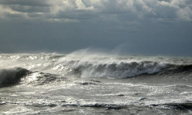 На Азовском море продолжает бушевать шторм (ФОТО)