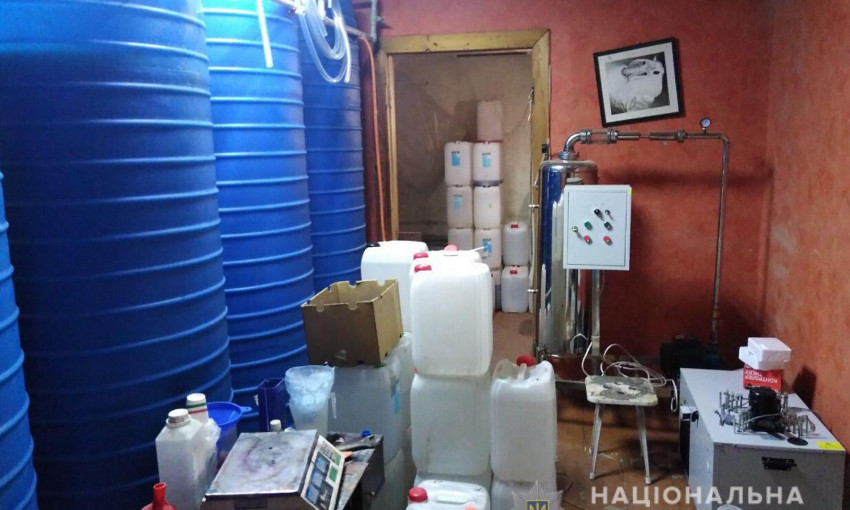 Запорожец оборудовал в своем доме подпольный ликеро-водочный завод (ФОТО, ВИДЕО)