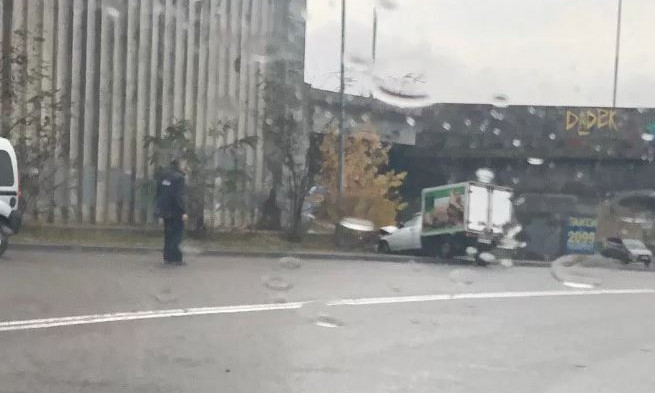 В Запорожье продуктовый автомобиль попал в ДТП на «проклятом повороте» перед мостом Преображенского