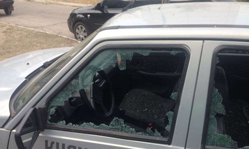 В Запорожской области неизвестные разбили все стекла в авто с надписью «ПТН ПНХ»