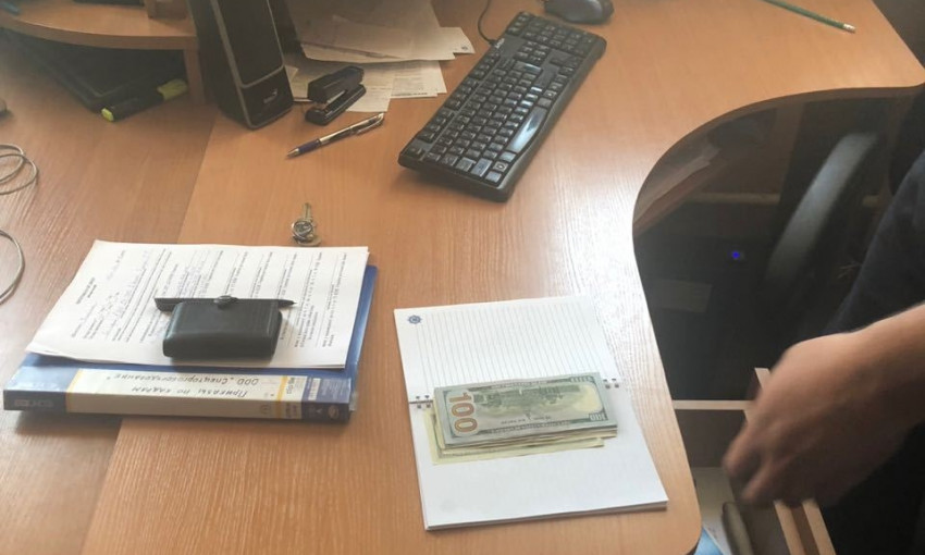 Предприниматель пытался дать взятку запорожскому следователю в размере 1000 долларов (ФОТО)