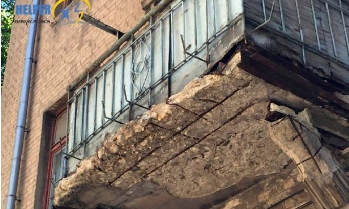 Где обещанный ремонт: В многоэтажке на Гоголя вот-вот обвалится балкон (ФОТО)
