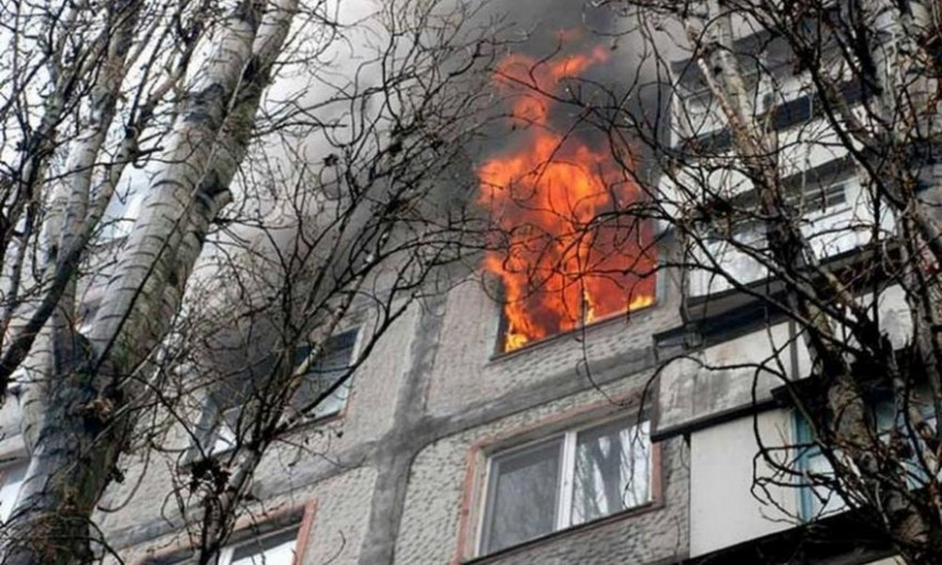 Запорожские спасатели тушили масштабный пожар в одной из многоэтажек города