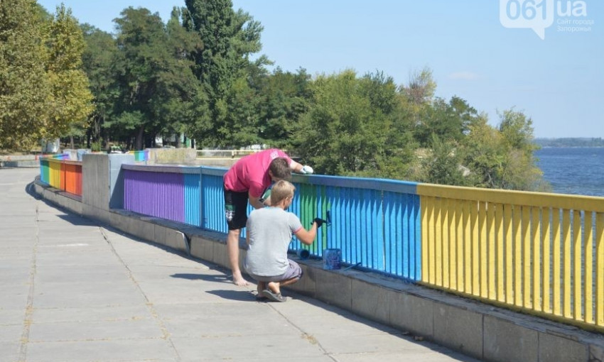Кто и зачем перекрашивает забор возле запорожской плотины