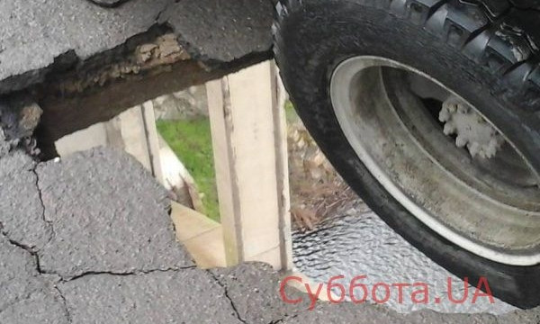 В Запорожье мост может снова провалиться под авто (ВИДЕО)