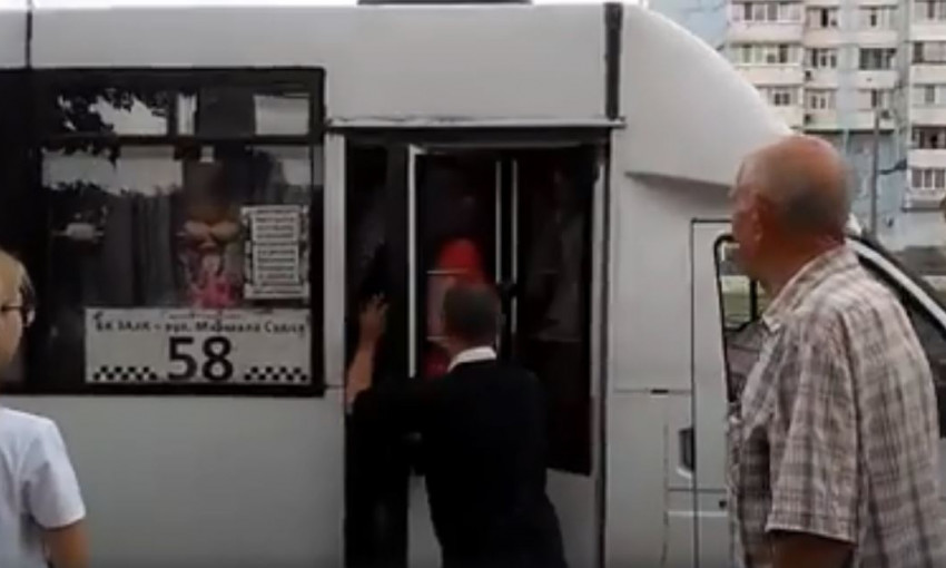 В Запорожье "маршрутчик" издевался над пассажирами (ФОТО, ВИДЕО)