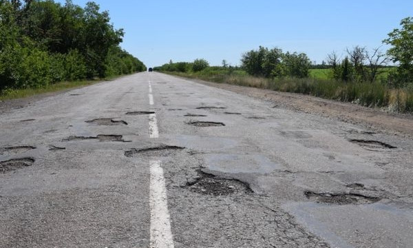 Автодорожники ремонтируют дорогу к запорожскому курорту (ФОТО)