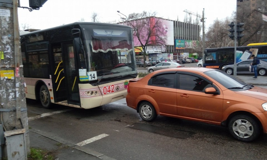 В центре Запорожья троллейбус въехал в иномарку (ФОТО)