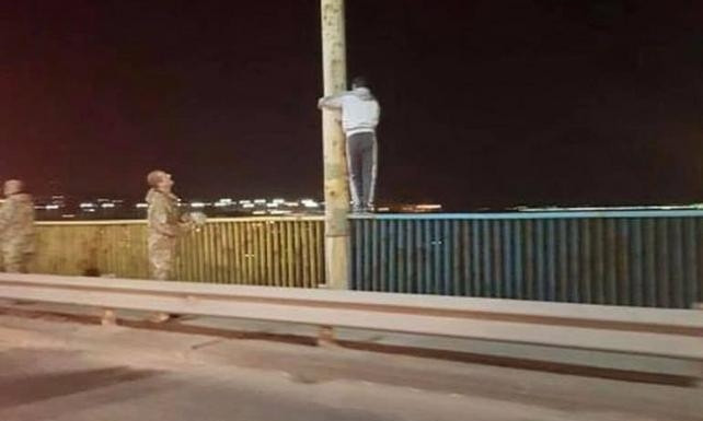Самоубийцу сняли с перил моста (ФОТО)
