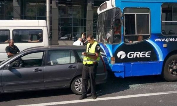 Троллейбус врезался в легковушку возле "Авроры" (ФОТО)
