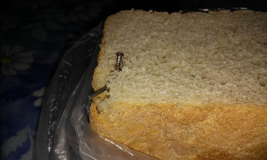 В Запорожье супермаркет продает хлеб с гвоздями (ФОТО)