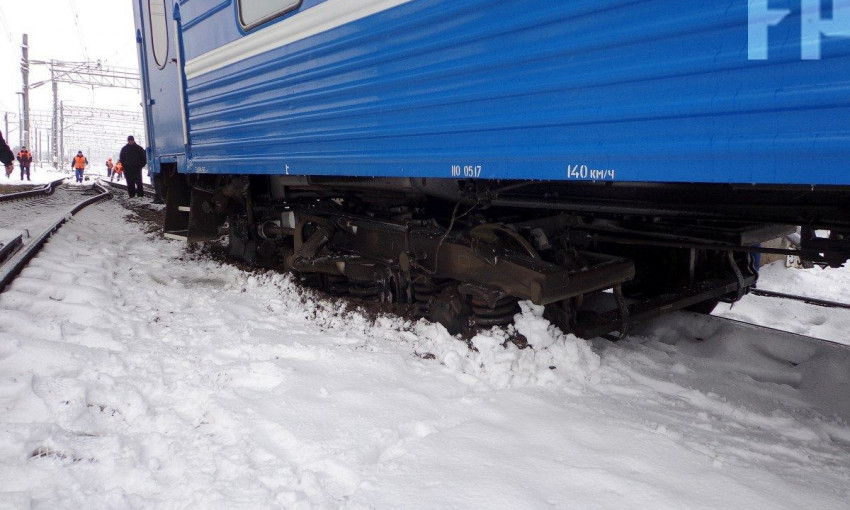 Появились фото, как запорожский поезд сошел с рельс