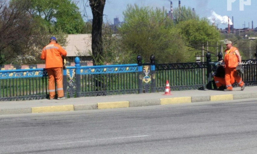 В Запорожье закрасили желто-синий забор на 12 апреля