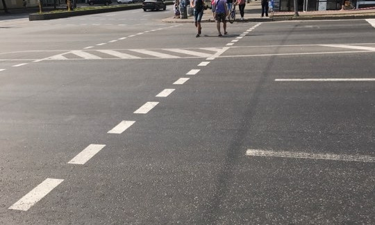 Фотофакт: Запорожские пешеходы каждый день рискуют жизнью