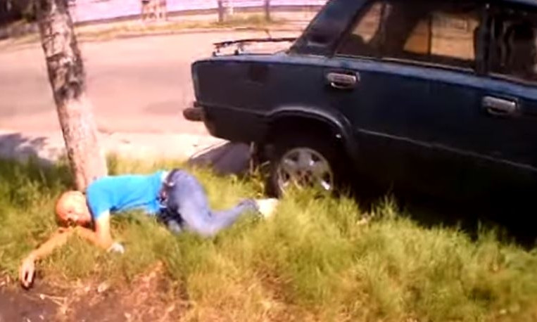 На запорожском курорте вусмерть пьяный водитель выпал из машины на землю (ВИДЕО)