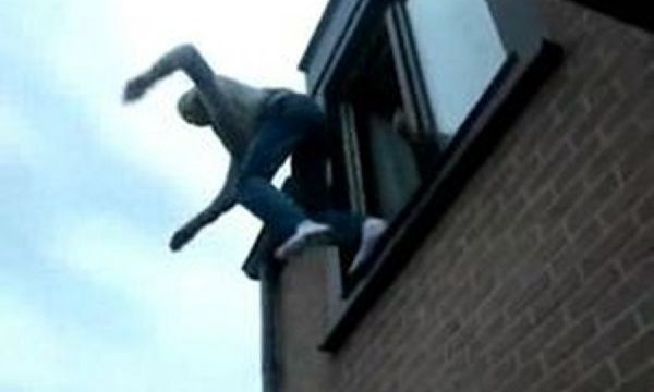 Студент запорожского университета, боясь наказания, выпрыгнул в окно