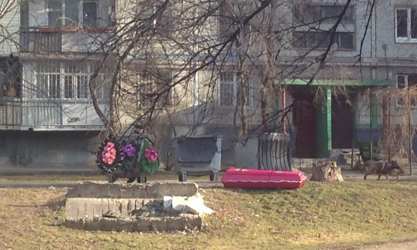 Смотрите: в Запорожье на мусорник выкинули гроб