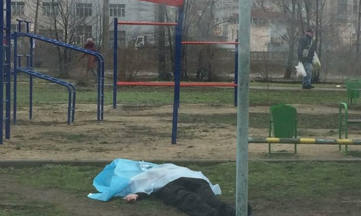 На детской площадке обнаружили труп запорожца (ФОТО)