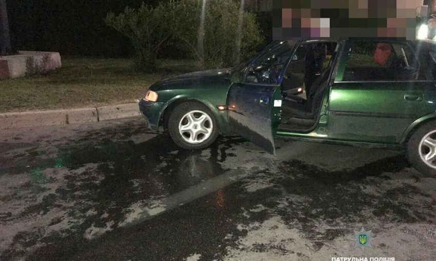 В Запорожье пьяный водитель врезался в бордюр (ФОТО)
