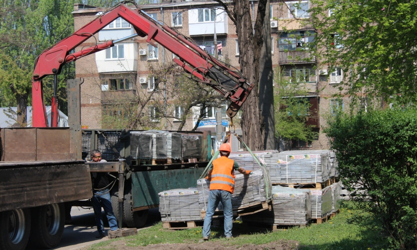 В Заводском районе проводят реконструкцию тротуаров (ФОТО)