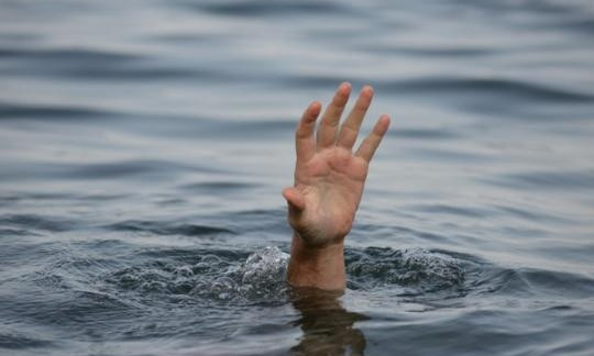 Ужасная трагедия на курорте: в море девочка, чтобы не утонуть, держалась за руку мертвого отца