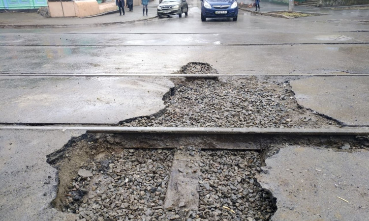 Фотофакт: женщина-водитель разбила машину в огромной яме в Запорожье 