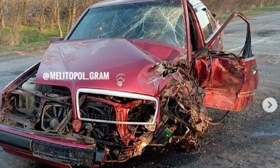Владелец "Мерседеса" показал свое авто, которое превратилось в груду металла после аварии (ФОТО)