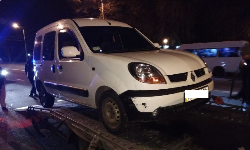 В Запорожье пьяный водитель за рулем "Рено" врезался в припаркованное авто (ФОТО)