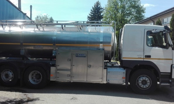 В Запорожской области перевернулась автоцистерна с молоком