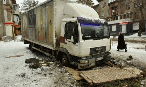 Непогода в Запорожье загнала один микроавтобус в снежный плен, другой - под землю