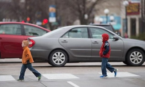 Под Запорожьем лихач чуть не сбил детей на пешеходном переходе (ВИДЕО)