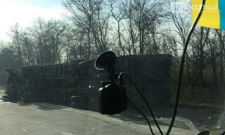 Появились фото опрокинувшегося на запорожской трассе грузовика